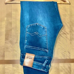 Blå jeans från Replay - Säljer ett par snygga blåa jeans från Replay, modell Anbass. De har en slim passform och är i mycket bra skick. Perfekta för både vardag och fest! 🕺strl 31/32. Nypris 1799,  Tveka inte på att höra av dig vid frågor! 
