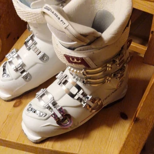 Pjäxor - Säljer ett par vita pjäxor från tecnica. Storlek 25,5 motsvarar storlek 39. Nypris 2200kr, använda fåtal gånger. 