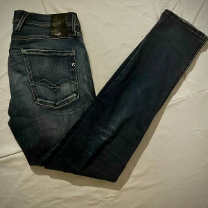 Replay Anbass Hyperflex - Replay anbass | Skick: 9/10 (Mycket fint skick) | Färg: Blåa med fet tvätt | Stlk: W32/L32 | Nypris: 1900kr | Mitt pris: 569kr | Tveka inte på att ställa frågor i dm!💯