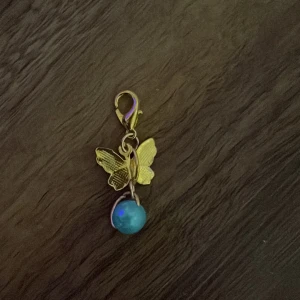 Berlock/hängsmycke - Säljer en berlock/smycke jag gjort själv som man kan hänga på exempelvis väska eller halsband  har aldrig gjort en sådan tidigare så den är långt ifrån perfekt men ser endå fin ut i helhet 💕 obs! Haken är något trög att öppna