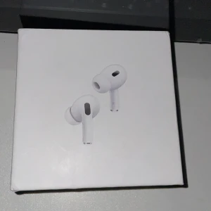 Vita trådlösa hörlurar - Säljer ett par vita trådlösa hörlurar med modern design och hög ljudkvalitet. Perfekta för musik och samtal med smidig anslutning till dina enheter. Kommer i originalförpackning.