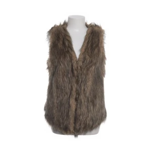 Brun pälsväst från ONLY - Säljer en snygg brun pälsväst från ONLY. Kommer inte till användning och har inte används alls av mig (den är köpt från sellpy) väldigt fin och bra kvalitet. Kom provat för flera bilder mm💕😊