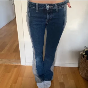 Blå bootcut jeans - Snygga blå bootcut jeans med coola detaljer!