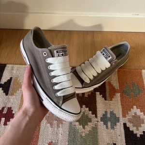 Custom Converse - Tja! Säljer nu ett par riktigt sköna custom Converse skor i storlek 43. Satt dit tjockare snören för en mer unik look. Lite smutsiga kanske men annars i riktigt fint skick! Hör av dig vid frågor eller liknande✌️