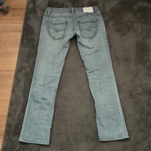 Ljusblå jeans från Lee - Snygga ljusblå lowwaist jeans från Lee De har en blommig insida vid midjan . Har inga fläckar. De är raka men sitter mer som flare jeans köparen står för frakten💕