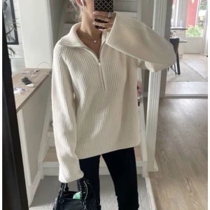Stickad tröja! - Säljer denna superfina stickade tröja från bikbok, första bilden är lånad den andra är min egna. Lite nopprig men ändå i väldigt bra skick, i stl XS!🥰
