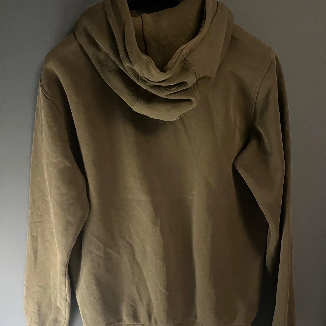 Olivgrön hoodie från Sail Racing - 1