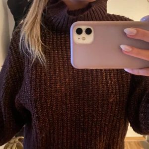 Mörk röd stickad polotröja -  brun stickad polotröja med en hög krage. Köpt för ett tag sedan men är fortfarande i bra skick. ❣️