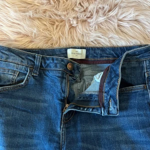 Blå jeans från Five Units - Snygga blå jeans från Five Units med en klassisk design. De har en dragkedja och knapp framtill samt fickor både fram och bak. 