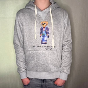 Ralph lauren Hoodie - Ralph lauren Hoodie, använd 2 gånger då den är lite för liten. Inga defekter och är som helt ny. Skriv för fler frågor.