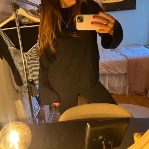 Svart stickad tröja med hög krage - Säljer en stilren svart polotröja med utsvängda ärmar🙌🏼🙌🏼superfin och tung i materialet!