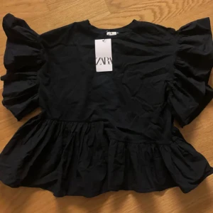 Svart blus från Zara - Superfin slutsåld svart volangtopp, nyskick!! 