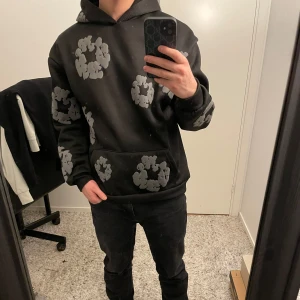 Svart hoodie från denim tears  - Säljer nu min helt nya svarta denim tears hoodie för endast 499 kr. Finns en i S och en i M! Passar både tjejer och killar, priset går att sänka lite vid snabbaffär. Skriv vid intresse 