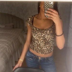 Leopardmönstrad topp - Trendig leopardmönstrad topp med korta ärmar och en smickrande passform. Passar till både shorts/kjol och jeans.💕