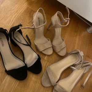 Klackskor  - De svarta är i 38,5. De beiga med kort genomskinlig klack är i 38,5. De beiga med hög ”läder liknande” klack är i 39. Säljer då de inte passar. Alla tre för 300kr (pris kan diskuteras) och en för 150kr st. Undersidan till de beiga med högst klack är lite smutsig men inget man tänker på då det är undertill.