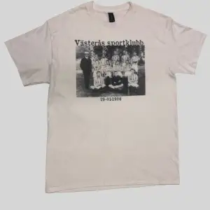 Skön Caclcio design UF T-shirt med hyllning till Västerås sk finns i storlekarna S,M,L och XL