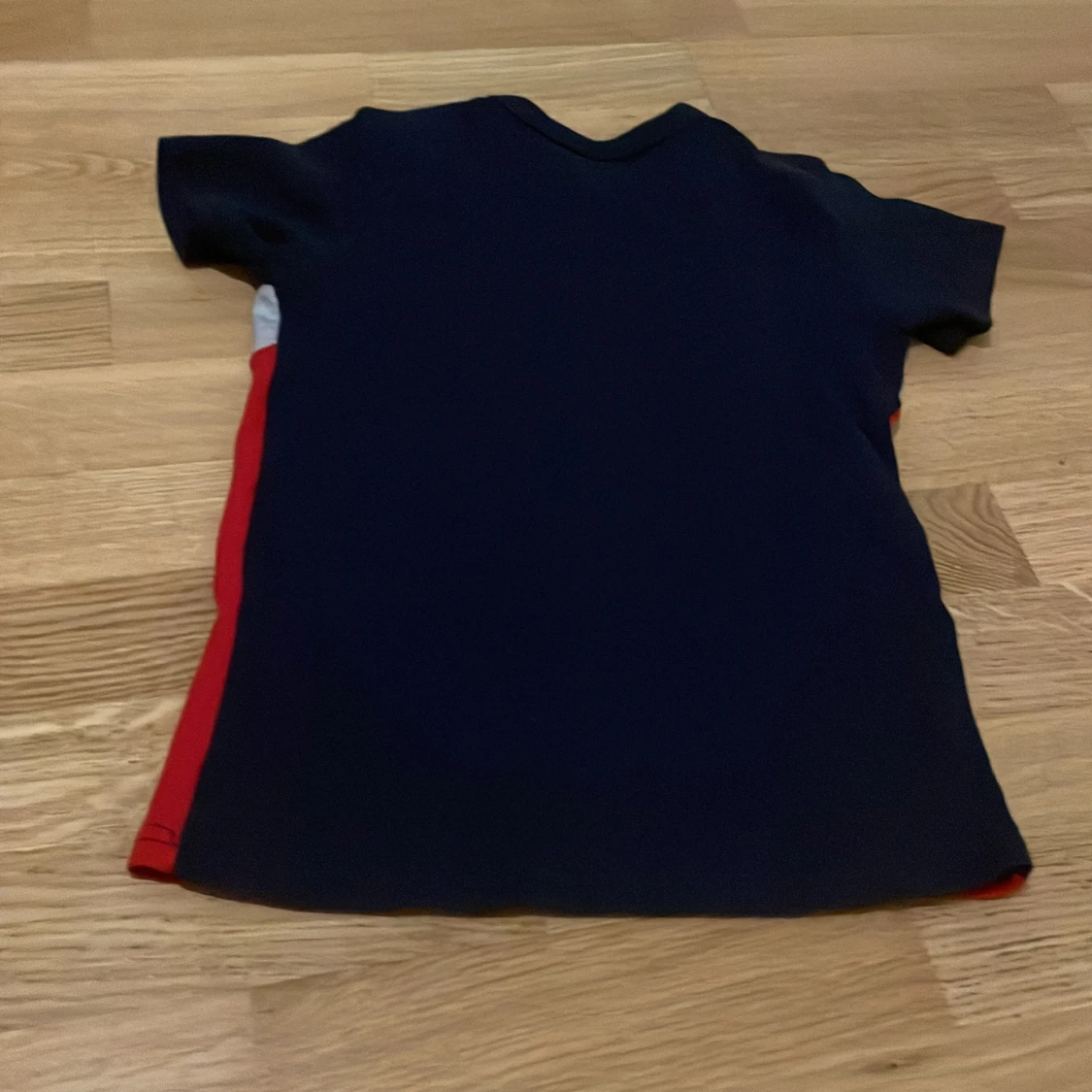 Svart och röd t-shirt från FILA - 1