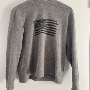 Polo hoodie - Säljer denna feta polo hoodien den är lite mindre i storleken. Typ helt ny. Skriv om ni har frågor.