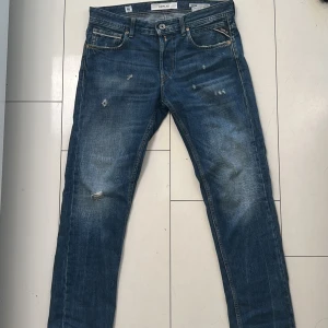 Mörk blå jeans från Replay - Säljer dessa mörkblå jeans från replay i modell grover. Riktigt bra skick, nypris ligger runt 1500. Mitt pris 599 (priset är inte hugget i sten) Vid minsta lilla fråga skriv till mig🤙