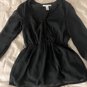 Svart blus  - Super fin svart blus, knappt använd, bra i storlek NLy trend