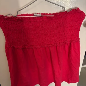 Röd offshoulder topp från Esmara - Snygg röd offshoulder topp från Esmara med smockdetaljer upptill. Kan användas som kjol med om man vill 