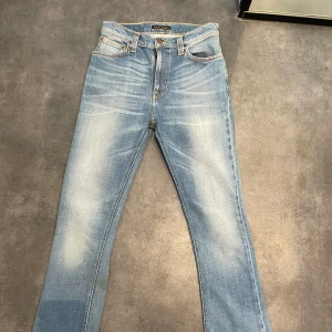 Nudie jeans - Säljer nu ett gäng sjukt unika Nudie jeans i modellen boot ben. Size 29/34 sitter som 29/32.