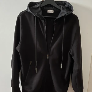Mocler cardigan - Säljer denna svarta moncler cardigan i storlek S. fint skick och sparsamt använd, kvitto och äkthetsbevis finns. Kan tänka mig att gå ner lite i pris vid snabb och smidig affär. Hör gärna av er vid frågor!