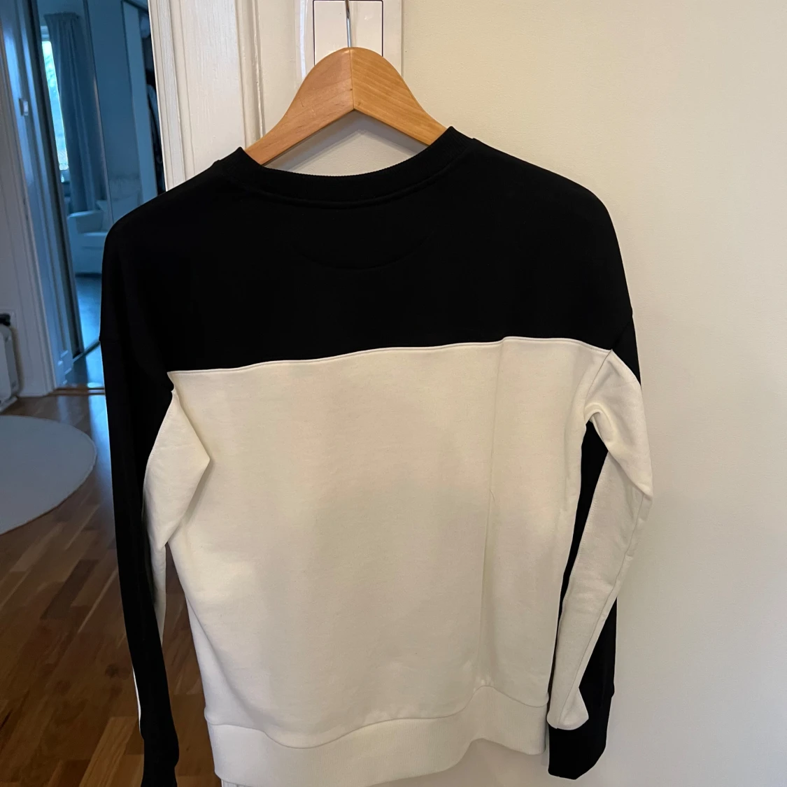 Svart och vit tröja från Hugo Boss - 2