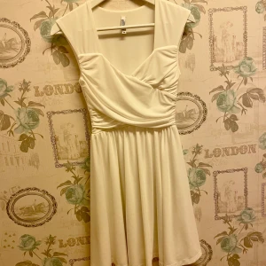 Vit klänning från Chiara Forti - Klänning perfekt för studenten. Använd 1 gång. 