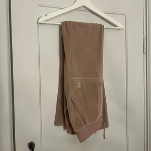 Juicy Couture med guld detaljer  - Säljer nu mina älskade Juicy Couture då dem inte kommer till användning längre jätte fina med guld detaljer 