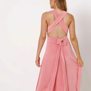 Rosa balklänning med v-ringning - Säljer min balklänning, endast använd en gång. Är ca 168cm lång och den var lite lång på mig men ej uppsydd eller liknande🩷