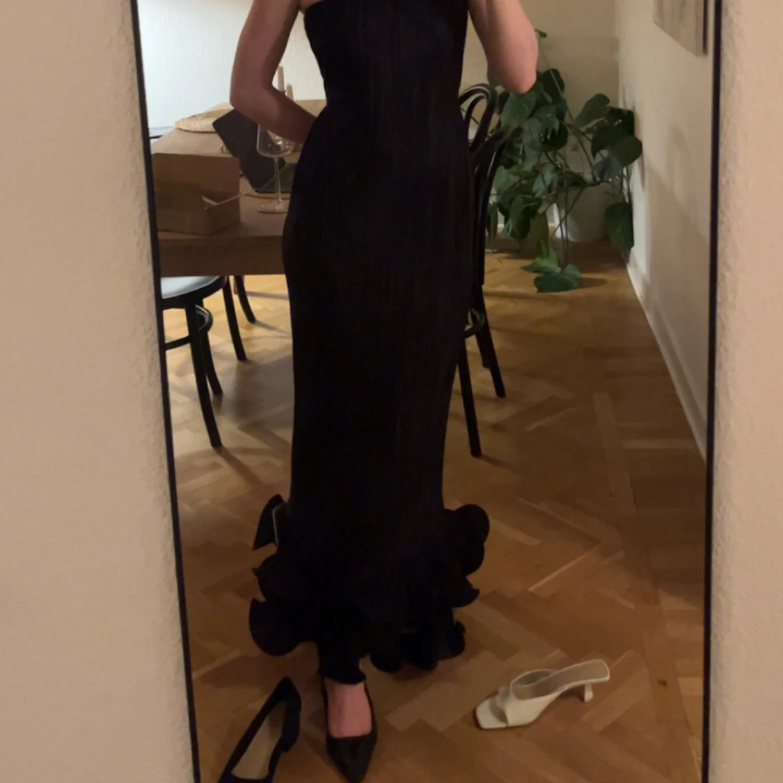 Svart, plisserad maxiklänning med bandeau-ringning  - 1