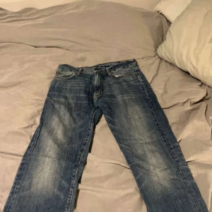 Denim & supply Ralph lauren  - Jeansen är i bra men använt skicka  Måtten är  Ben öppning: 25 Midjan: 50 Längd 110 