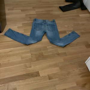 Blå jeans pris kan diskuteras  - Snygga blå jeans med en klassisk femficksdesign. De har en lätt tvättad look och är perfekta för en avslappnad stil. Passformen är slim och de har en dragkedja framtill.