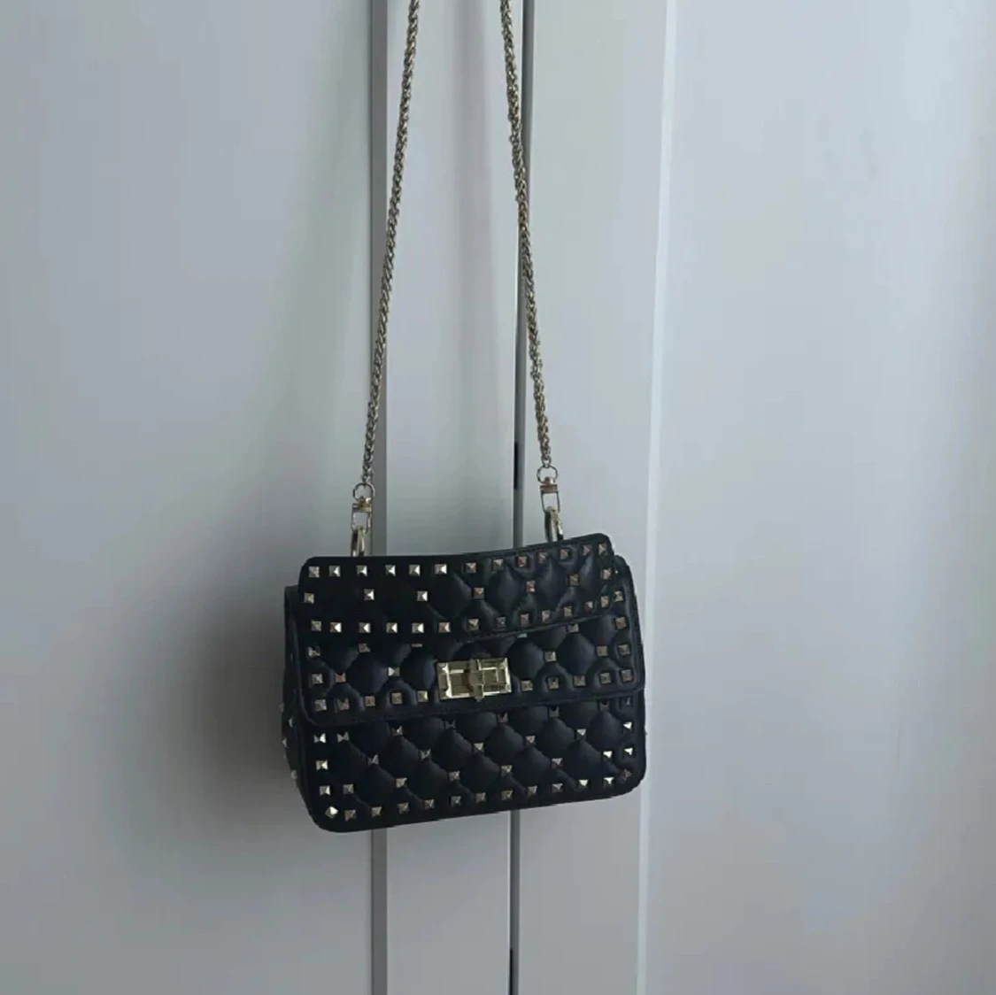 Svart axelväska med nitar - 1