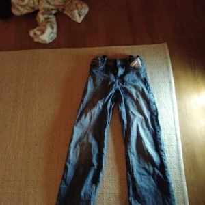 Mörkblåa only jeans - Mörkblåa only jeans med en svag fading. kontakta mig vid frågor om mer bilder, mått, pris osv🥰