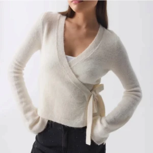 Knitted wrap cardigan - Säljer min jätte fina kofta ifrån Gina Tricot. Koftan är knappt använd. Hör av dig om du vill ha fler bilder etc🤗