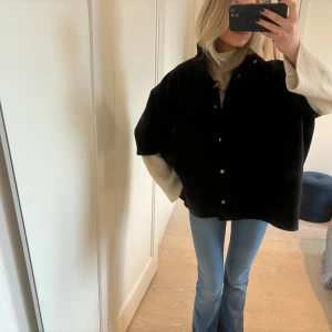 Cape/ trekvartsärmad jacka  - Superfin cape/ trekvartsärmad jacka från even&odd som aldrig är använd🥰