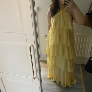 Balklänning  - Säljer denna jättepopulära klänningen från vero moda, perfekt till bal eller midsommar, endast testad, lapp kvar💕