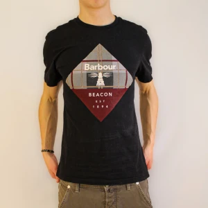 Barbour t-shirt - Säljer denna feta tisha från Barbour. Storlek M. Cond 8/10. Modellen på bilden är 177cm och väger 69kg. Vårat pris är 249kr. Hör av er vid funderingar! //Grevskapet 