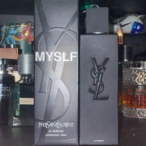Yves Saint Laurent MYSLF Le Parfum - Elegant parfym från Yves Saint Laurent 100ml testade den och gillade lukten men när jag väl beställde en falska så kändes den tråkig och inget för mig den är god något man kan ha på sig varje dag året runt om det är något du är ute efter, parfymen är bara testad 3 sprej helt ny den är från nordicfeel köpt för 1250kr 100ml under rea den ligger nu ute runt 1300-1500, säljer min för 1050kr fast pris