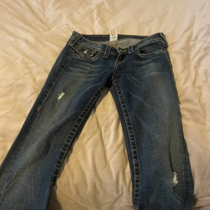 Mörkblå jeans från True Religion - Säljer ett par snygga blå jeans från True Religion med bootcut-stil. Väldigt lågmidjade och skit snygga!! Men sitter inte så bra på mig. Ge gärna prisförslag!!😊😊 och ställ frågor!!