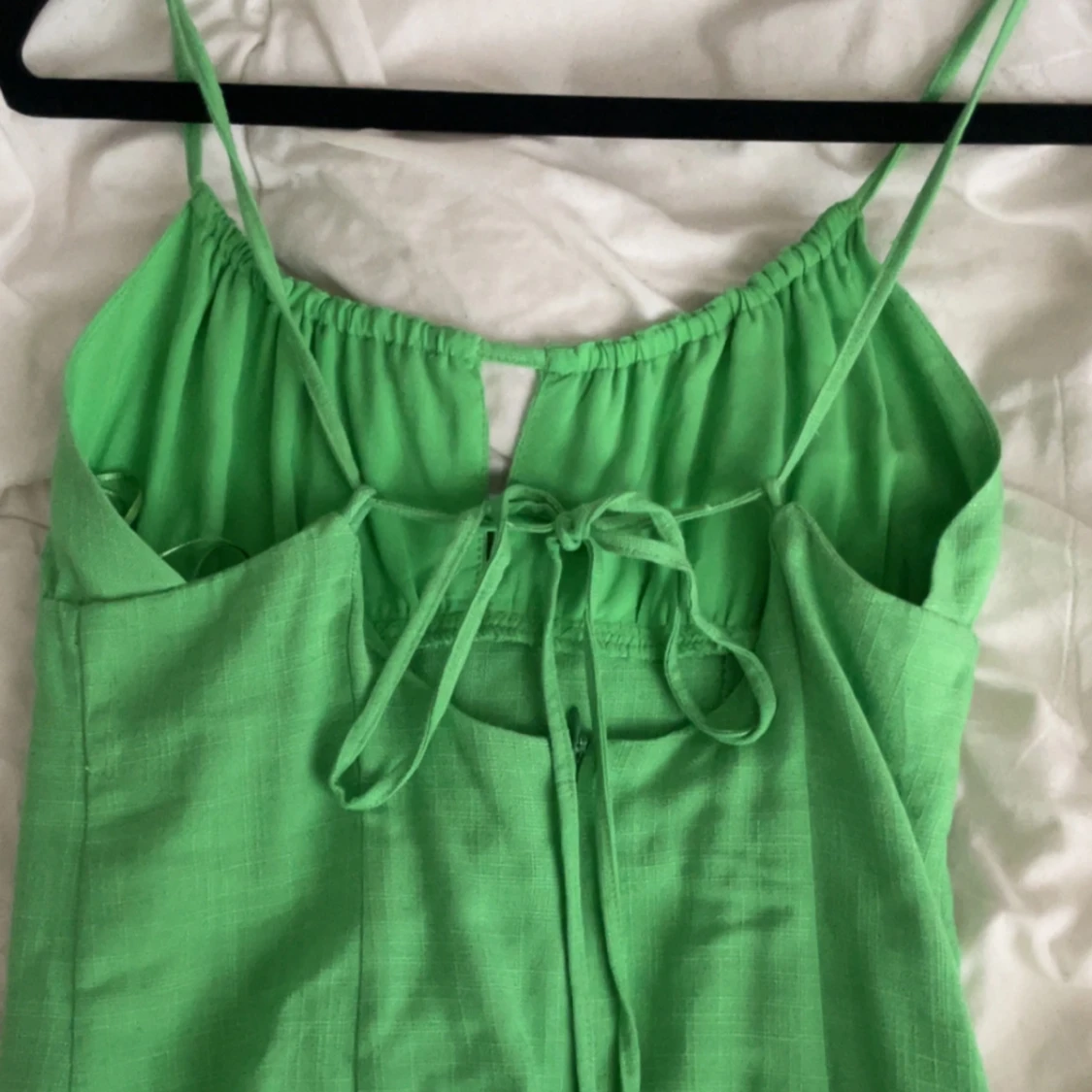 Grön klänning med knytband - 1