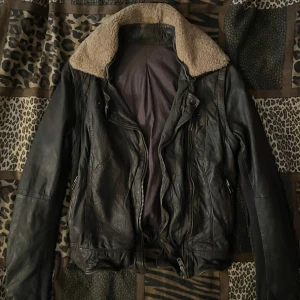 Mörkbrun skinnjacka  - Vintage skinnjacka med pälskrage. Knappt använd! 