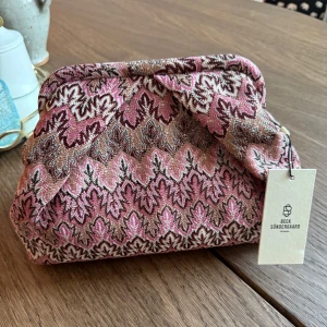 Necessär/väska från Beck Söndergaard - Helt slutsålda, jätte fina och eftertraktade Beck söndergaard väskan. Helt ny har aldrig använt den , köpte den för mindre än en vecka sen ❤️vill sälja för så bra pris som möjligt !! Alla bilder är mina egna. Prislapp finns!! Kan också skicka bild på köpbevis 