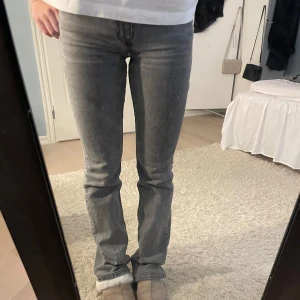 Jeans - Gråa Jeans från Gina tricot, perfect jeans storlek 36