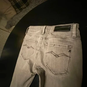 Replay jeans - Replay jeans W27 L30. De är SKINNY jeans. Köpte dem och dem passade inte. Lapparna är tyvärr bortklippta av andra personen. Dom passar någon som är runt 150-173.