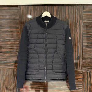 Moncler cardigan  - Säljer nu min feta mörkblåa cardigan från Moncler i storlek L. Skick 9/10 inga flaws‼️Nypris: 8955kr mitt pris 3499kr✅ Inget og medföljer därav priset🔆Pris är inte hugget i sten‼️Bara att skriva vid frågor eller intresse‼️🚚
