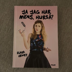 Ja jag har mens, hurså? - Boken 'Ja jag har mens, hurså?' av Clara Henry är en humoristisk och informativ guide om menstruation. Den tar upp ämnen som menshistoria, mensskam och menssexism, och erbjuder lifehacks och en menscyklopedia. Perfekt för den som vill lära sig mer om mens på ett lättsamt sätt.