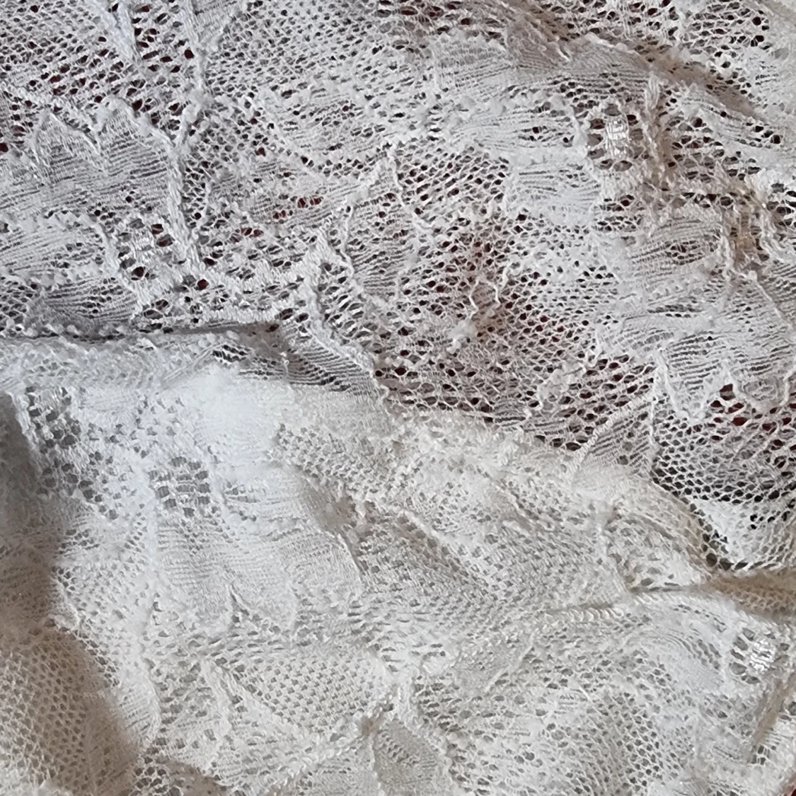 Vit spetslinne med volangdetaljer - 3